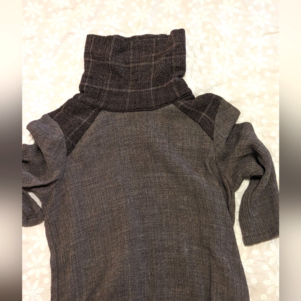 Rodevjer Cowl Neck Wool Quarter Sleeve Top